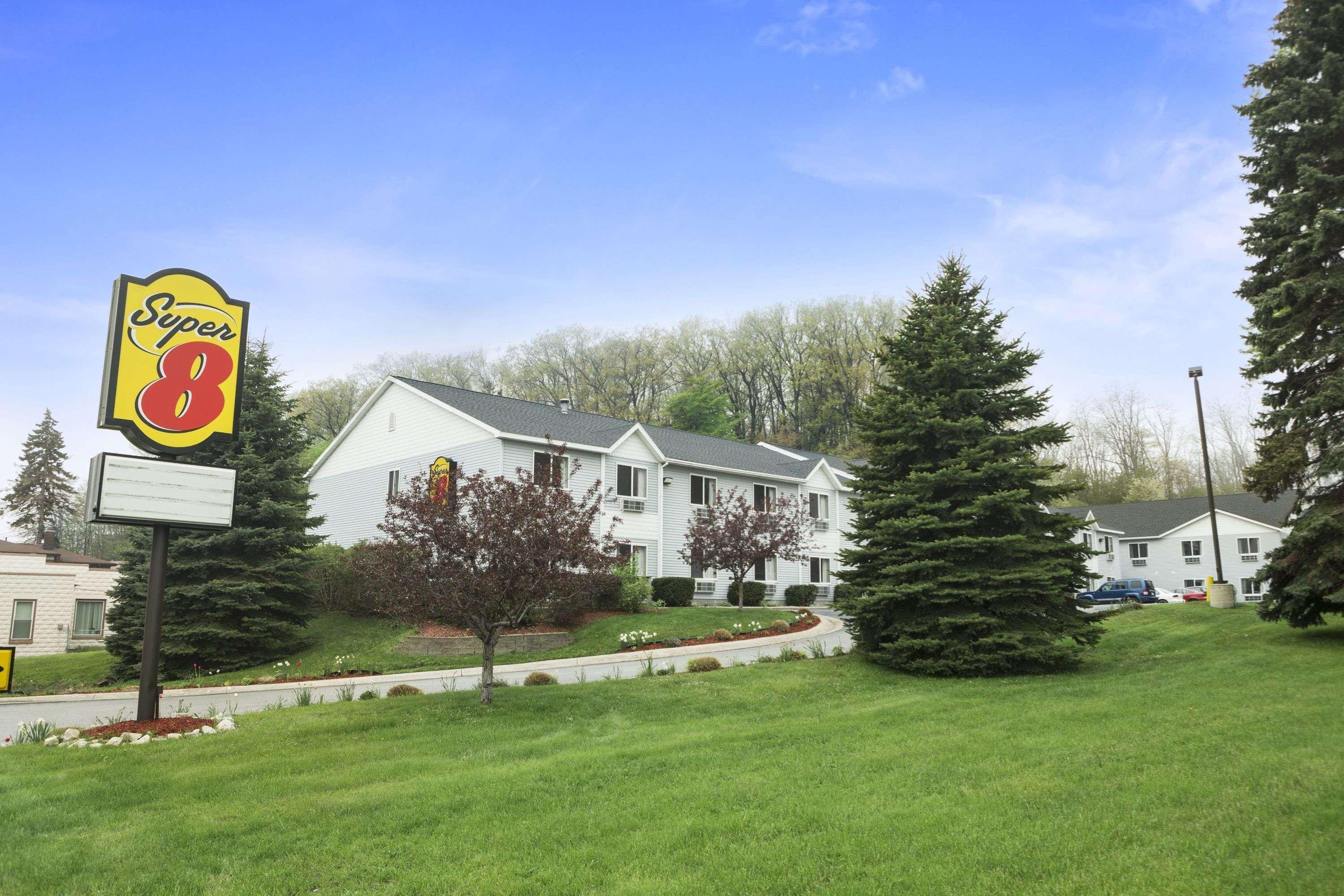 Hotel Super 8 By Wyndham Manistee Exterior foto