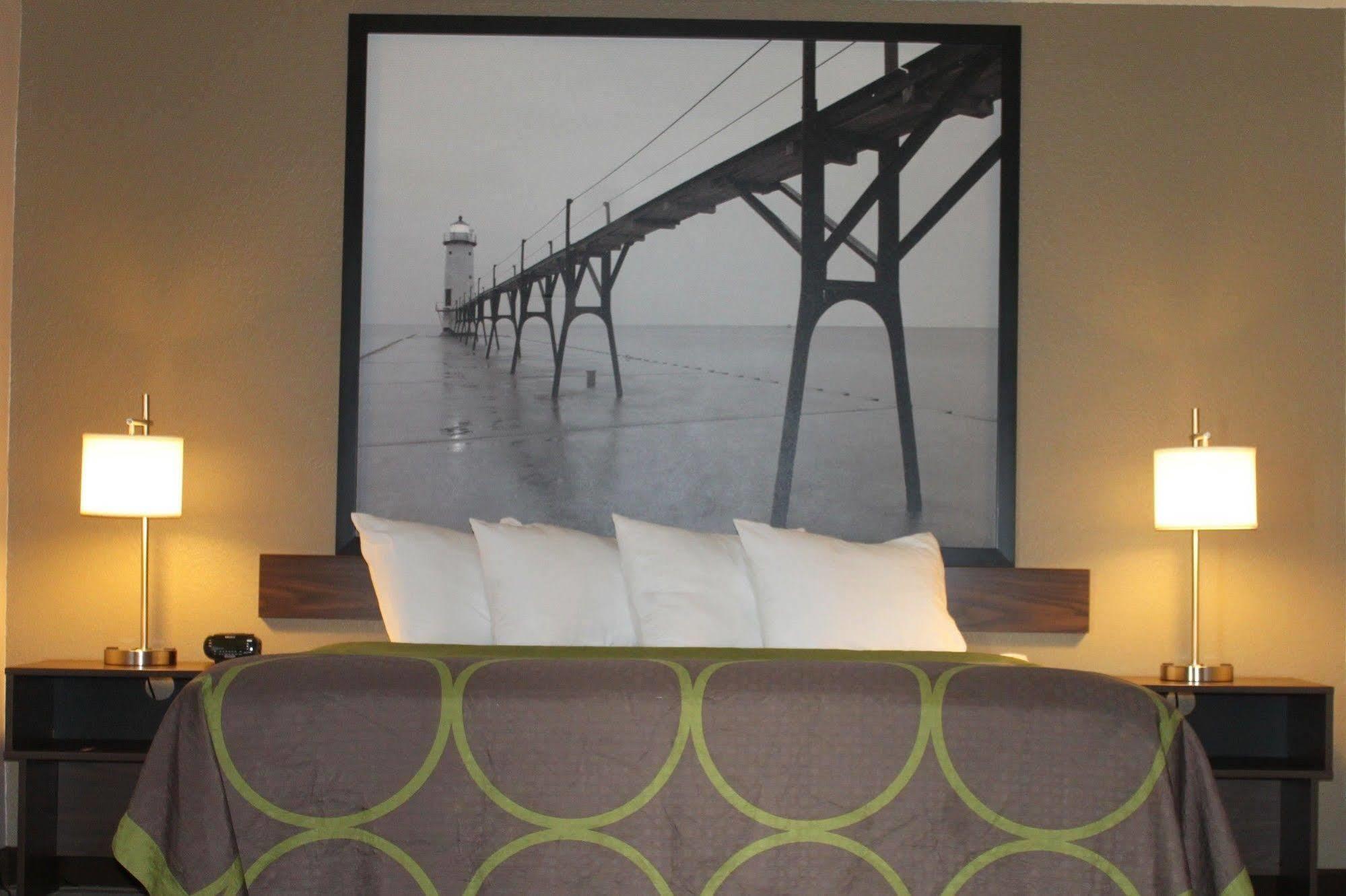Hotel Super 8 By Wyndham Manistee Exterior foto