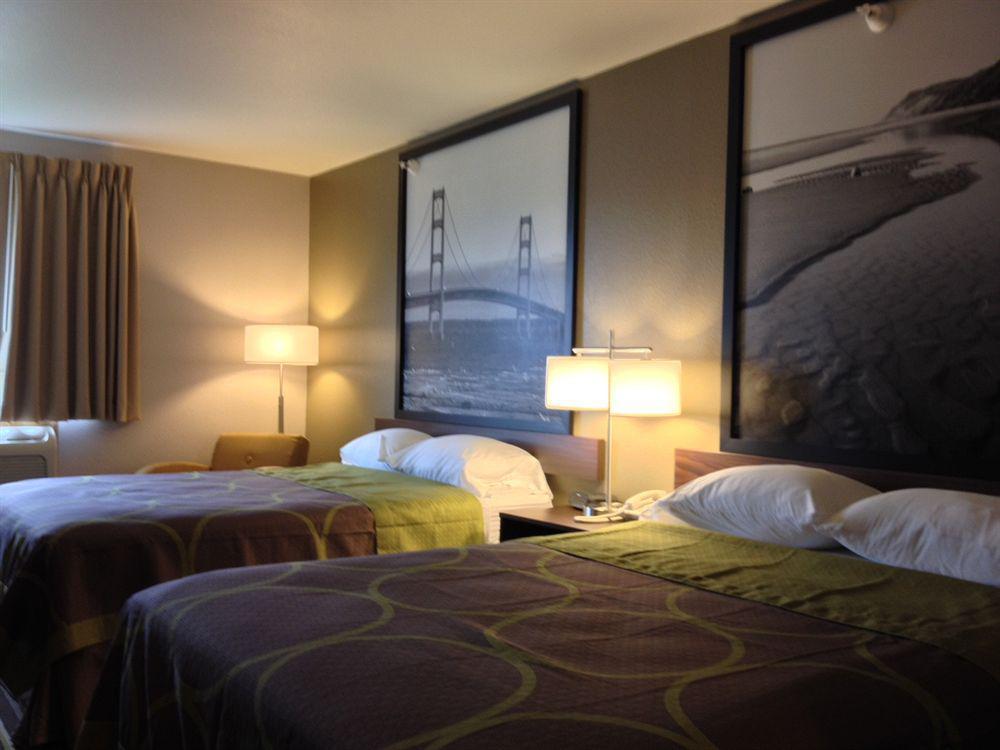 Hotel Super 8 By Wyndham Manistee Exterior foto